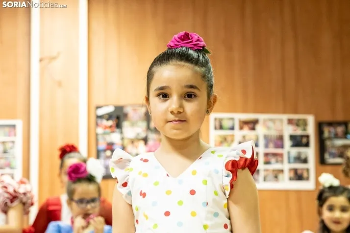 Galer&iacute;a: Coloridos trajes y baile flamenco con los ni&ntilde;os como protagonistas
