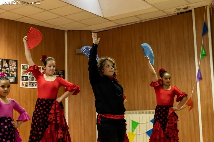 Galer&iacute;a: Coloridos trajes y baile flamenco con los ni&ntilde;os como protagonistas