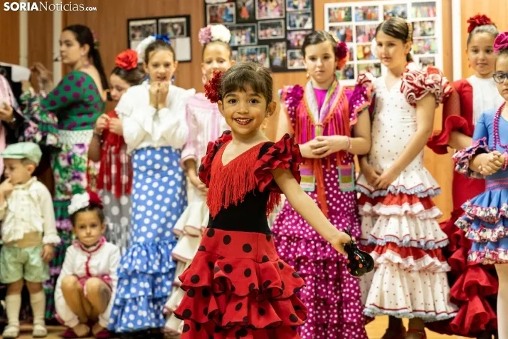 Galer&iacute;a: Coloridos trajes y baile flamenco con los ni&ntilde;os como protagonistas