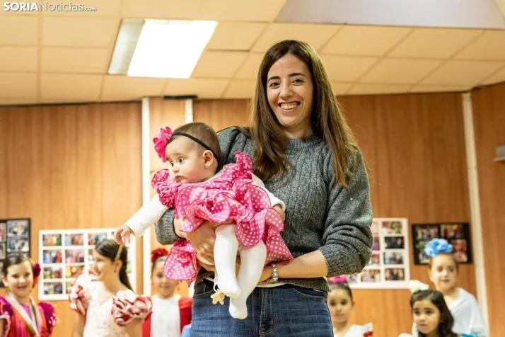Galer&iacute;a: Coloridos trajes y baile flamenco con los ni&ntilde;os como protagonistas