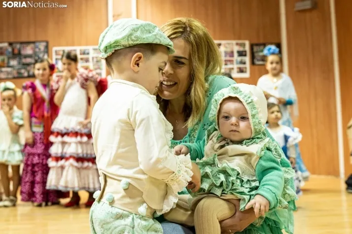 Galer&iacute;a: Coloridos trajes y baile flamenco con los ni&ntilde;os como protagonistas