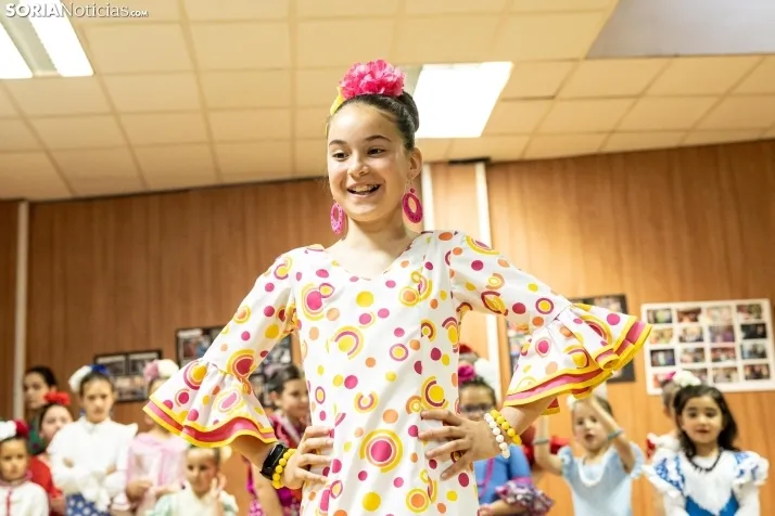 Galer&iacute;a: Coloridos trajes y baile flamenco con los ni&ntilde;os como protagonistas