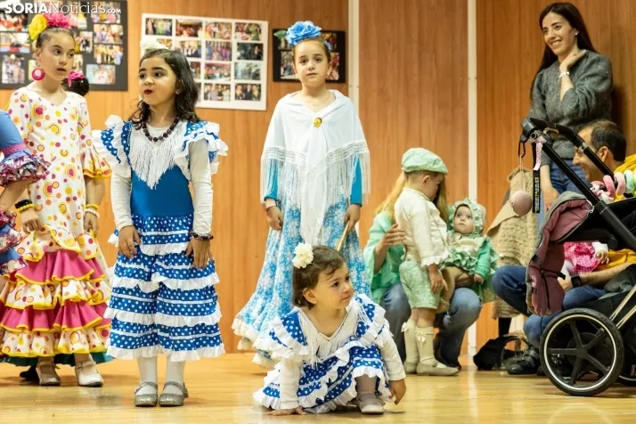 Galer&iacute;a: Coloridos trajes y baile flamenco con los ni&ntilde;os como protagonistas