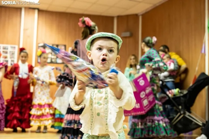 Galer&iacute;a: Coloridos trajes y baile flamenco con los ni&ntilde;os como protagonistas