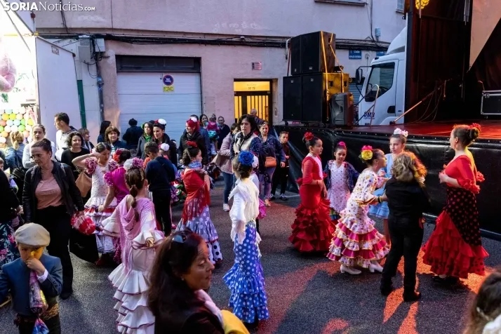Galer&iacute;a: Coloridos trajes y baile flamenco con los ni&ntilde;os como protagonistas