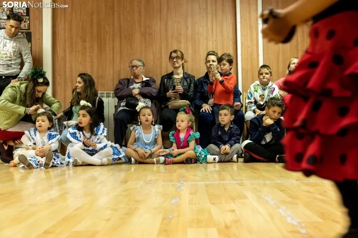 Galer&iacute;a: Coloridos trajes y baile flamenco con los ni&ntilde;os como protagonistas