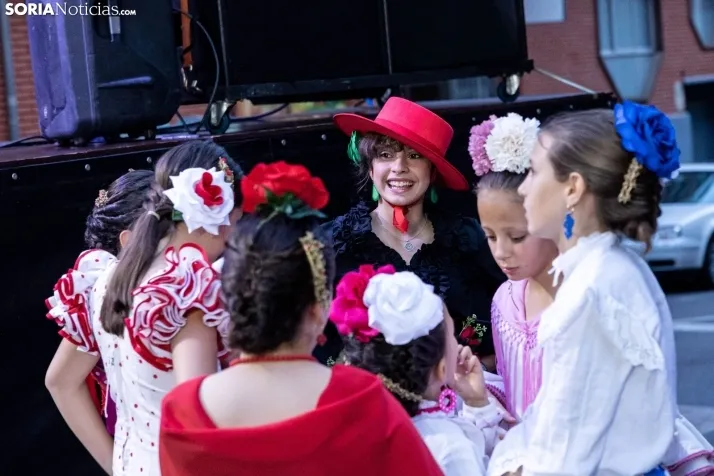 Galer&iacute;a: Coloridos trajes y baile flamenco con los ni&ntilde;os como protagonistas
