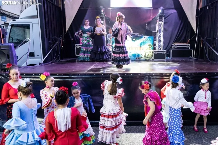 Galer&iacute;a: Coloridos trajes y baile flamenco con los ni&ntilde;os como protagonistas