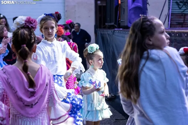 Galer&iacute;a: Coloridos trajes y baile flamenco con los ni&ntilde;os como protagonistas