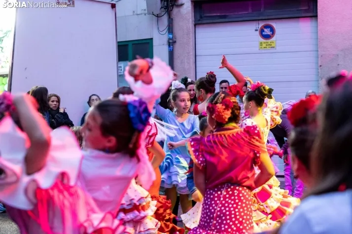 Galer&iacute;a: Coloridos trajes y baile flamenco con los ni&ntilde;os como protagonistas