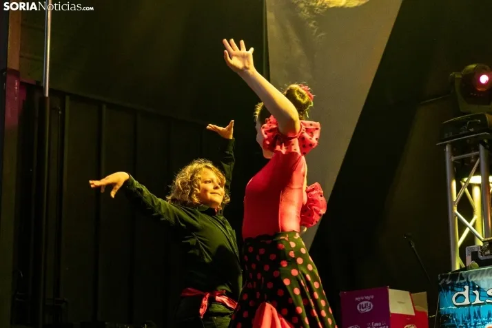 Galer&iacute;a: Coloridos trajes y baile flamenco con los ni&ntilde;os como protagonistas
