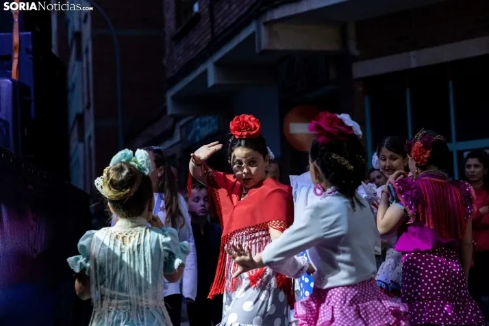 Galer&iacute;a: Coloridos trajes y baile flamenco con los ni&ntilde;os como protagonistas