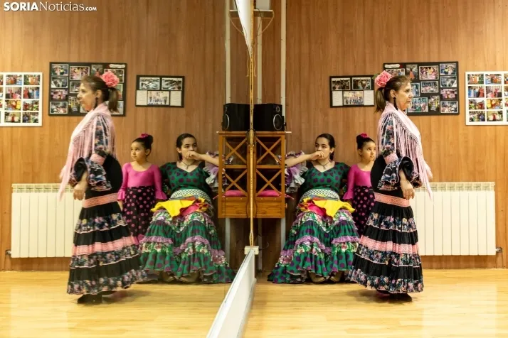 Galer&iacute;a: Coloridos trajes y baile flamenco con los ni&ntilde;os como protagonistas