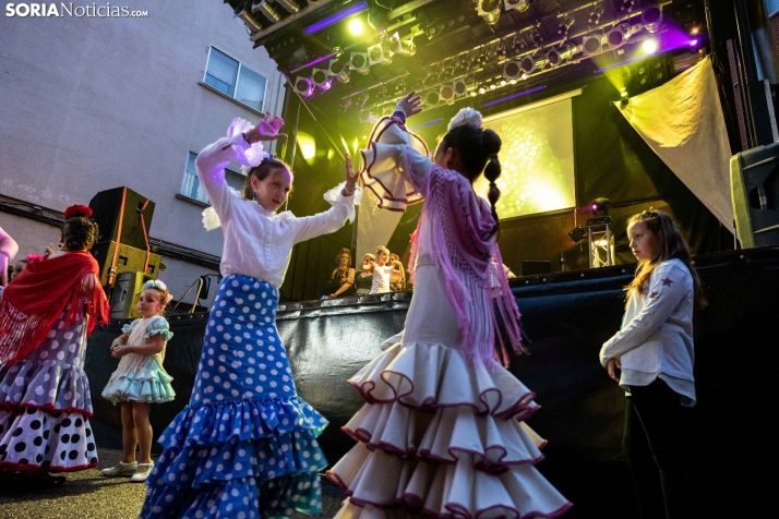 Galer&iacute;a: Coloridos trajes y baile flamenco con los ni&ntilde;os como protagonistas