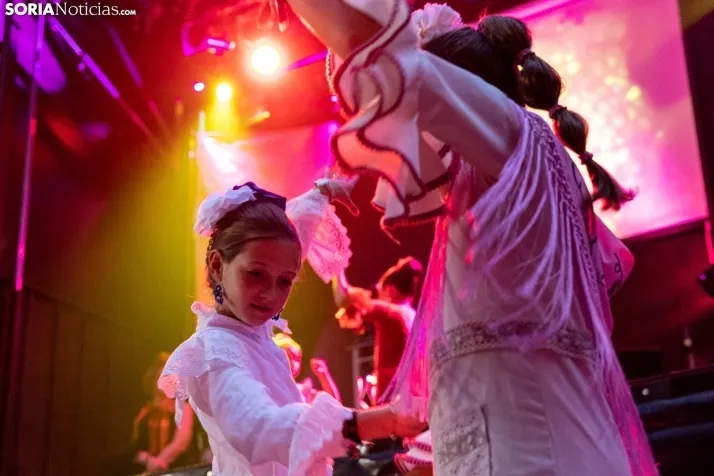Galer&iacute;a: Coloridos trajes y baile flamenco con los ni&ntilde;os como protagonistas