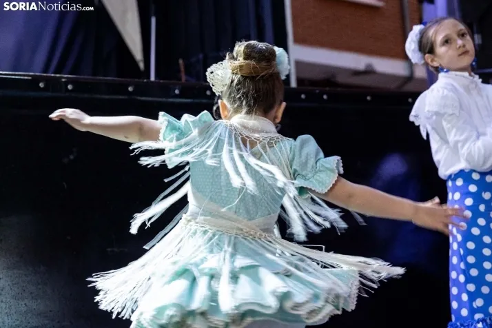 Galer&iacute;a: Coloridos trajes y baile flamenco con los ni&ntilde;os como protagonistas