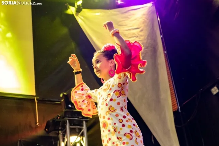 Galer&iacute;a: Coloridos trajes y baile flamenco con los ni&ntilde;os como protagonistas