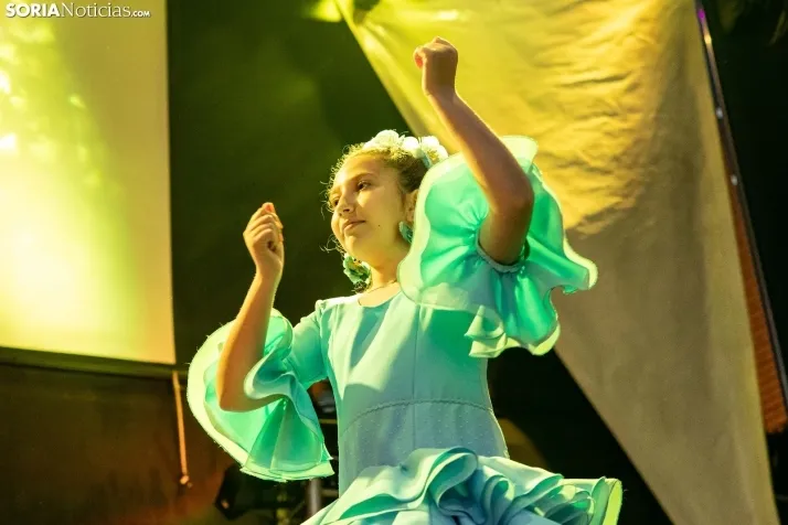 Galer&iacute;a: Coloridos trajes y baile flamenco con los ni&ntilde;os como protagonistas