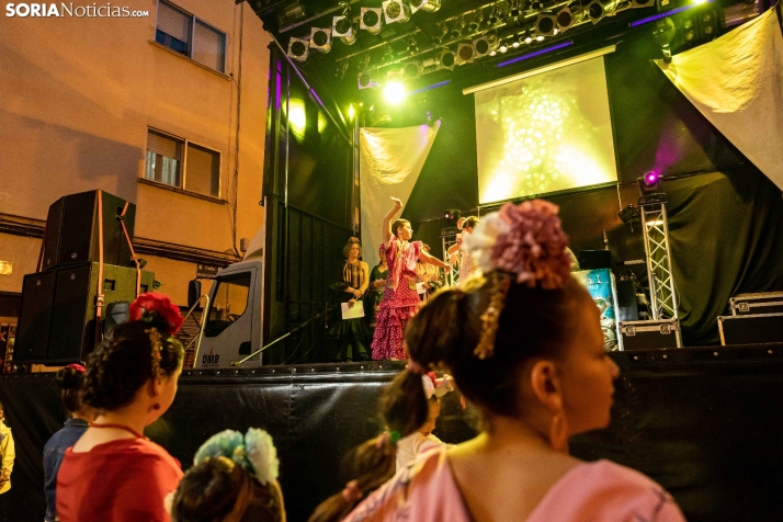 Galer&iacute;a: Coloridos trajes y baile flamenco con los ni&ntilde;os como protagonistas