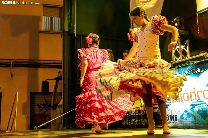 Galer&iacute;a: Coloridos trajes y baile flamenco con los ni&ntilde;os como protagonistas