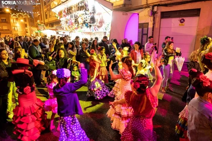 Galer&iacute;a: Coloridos trajes y baile flamenco con los ni&ntilde;os como protagonistas