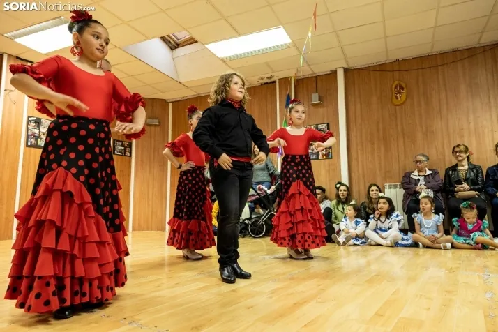 Galer&iacute;a: Coloridos trajes y baile flamenco con los ni&ntilde;os como protagonistas