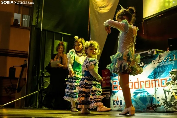 Galer&iacute;a: Coloridos trajes y baile flamenco con los ni&ntilde;os como protagonistas