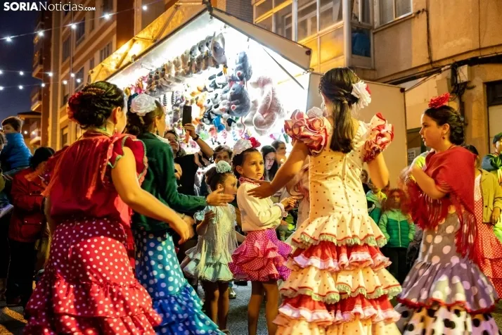 Galer&iacute;a: Coloridos trajes y baile flamenco con los ni&ntilde;os como protagonistas
