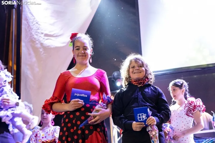 Galer&iacute;a: Coloridos trajes y baile flamenco con los ni&ntilde;os como protagonistas