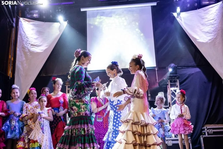 Galer&iacute;a: Coloridos trajes y baile flamenco con los ni&ntilde;os como protagonistas