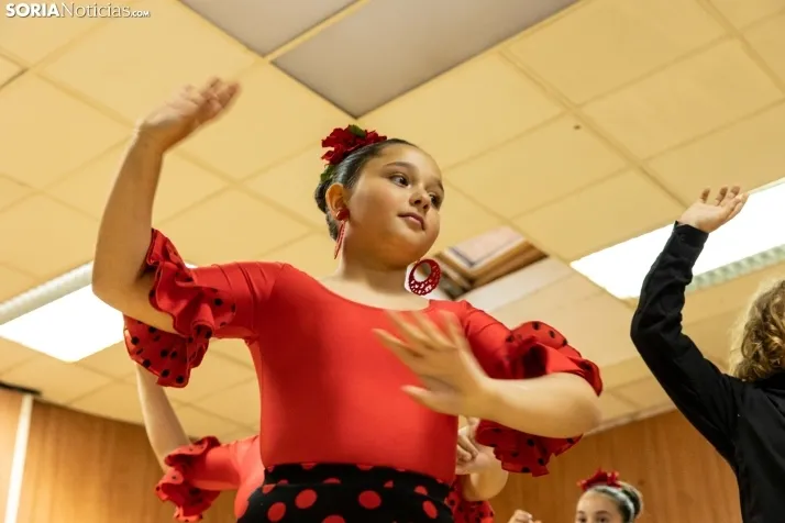 Galer&iacute;a: Coloridos trajes y baile flamenco con los ni&ntilde;os como protagonistas