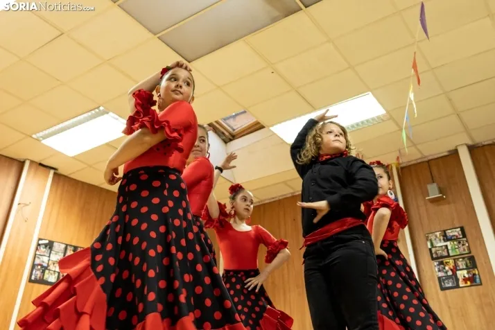 Galer&iacute;a: Coloridos trajes y baile flamenco con los ni&ntilde;os como protagonistas