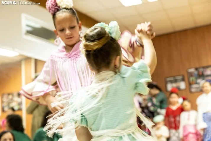 Galer&iacute;a: Coloridos trajes y baile flamenco con los ni&ntilde;os como protagonistas