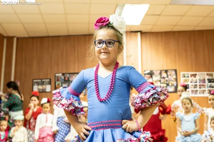 Galer&iacute;a: Coloridos trajes y baile flamenco con los ni&ntilde;os como protagonistas
