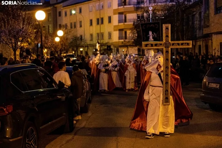 Una imagen de la procesión de este Lunes Santo. /Viksar Fotografía