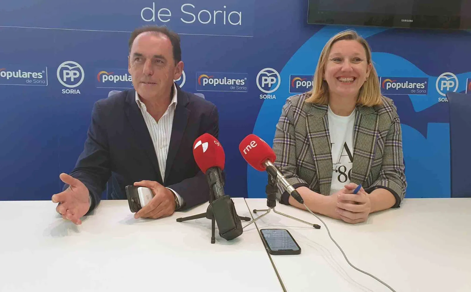 Blanco y Serrano en su comparecencia esta tarde de martes en la sede del PP en Soria.