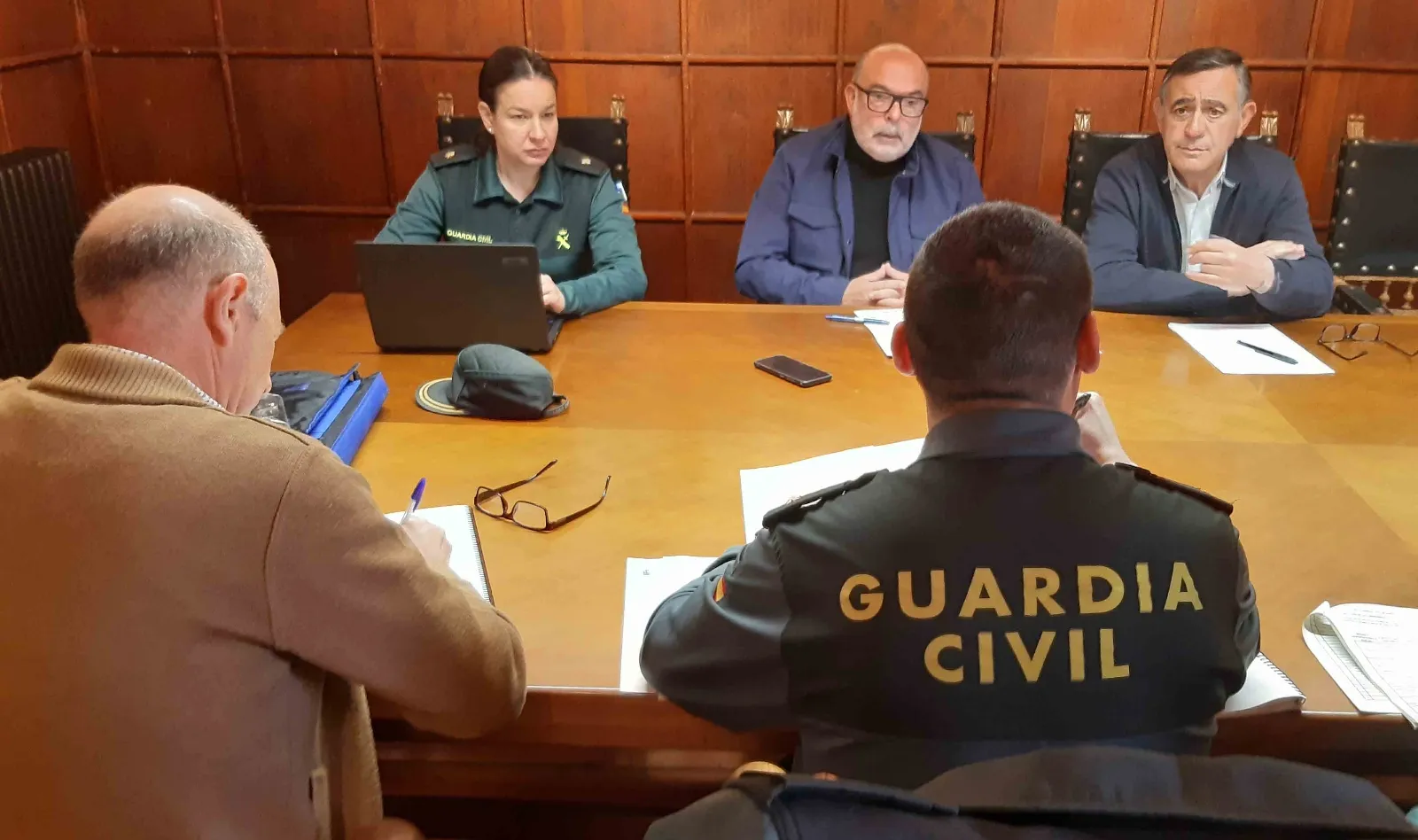 La reunión esta mañana de miércoles en El Burgo. /SdG