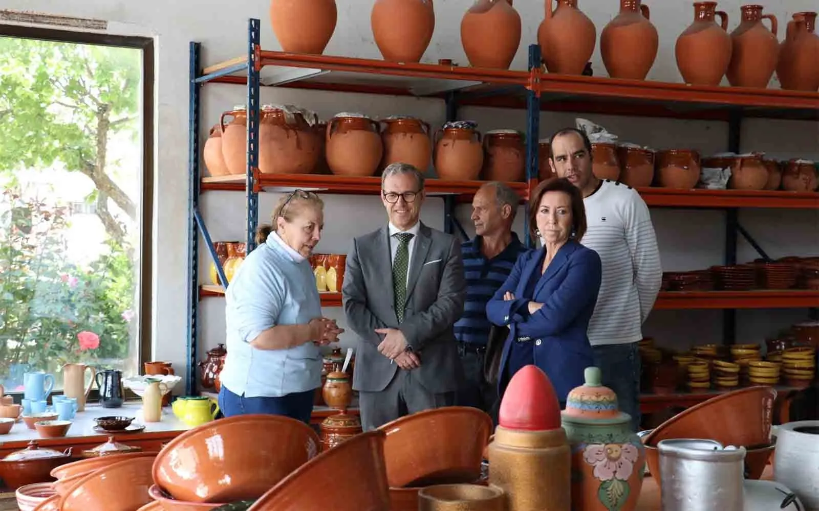 Visita oficial a uno de los talleres artesanales de la localidad zamorana. /Jta.