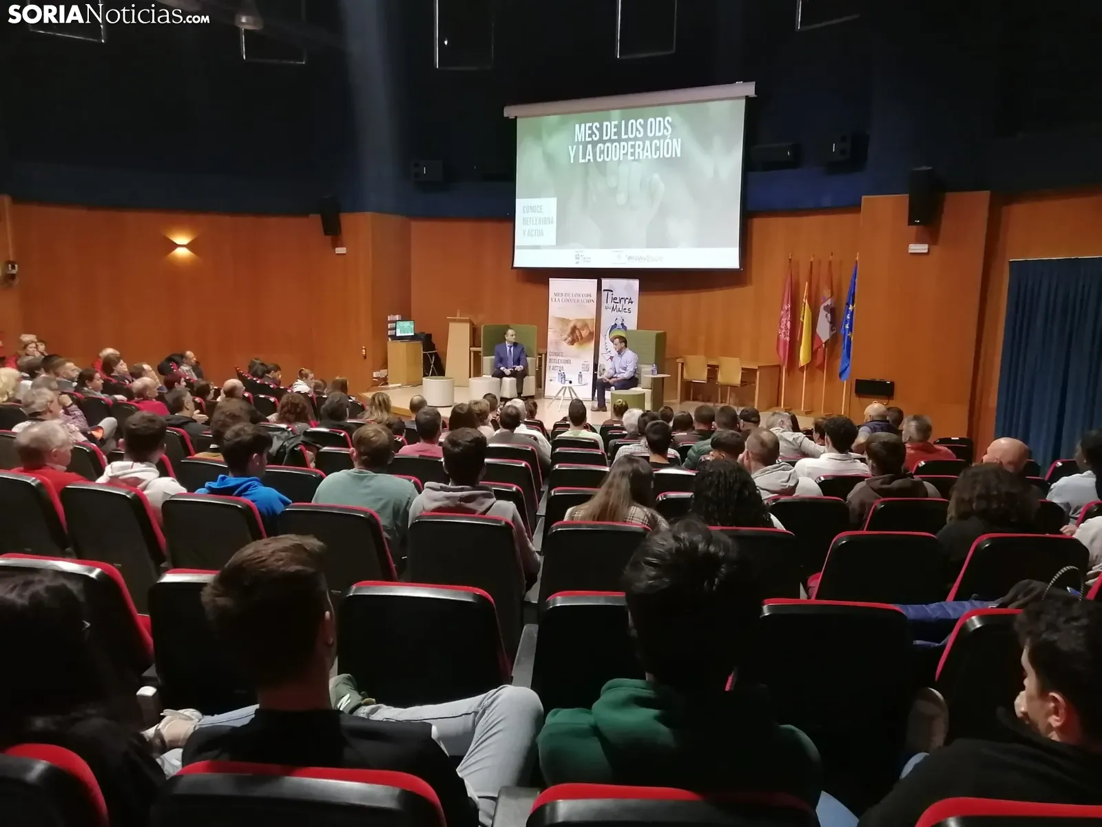 Foto 2 - Decenas de sorianos se acercan a conocer las respuestas sociales que ofrece Pedro Ba&ntilde;os en su nuevo libro 'La encrucijada mundial' 