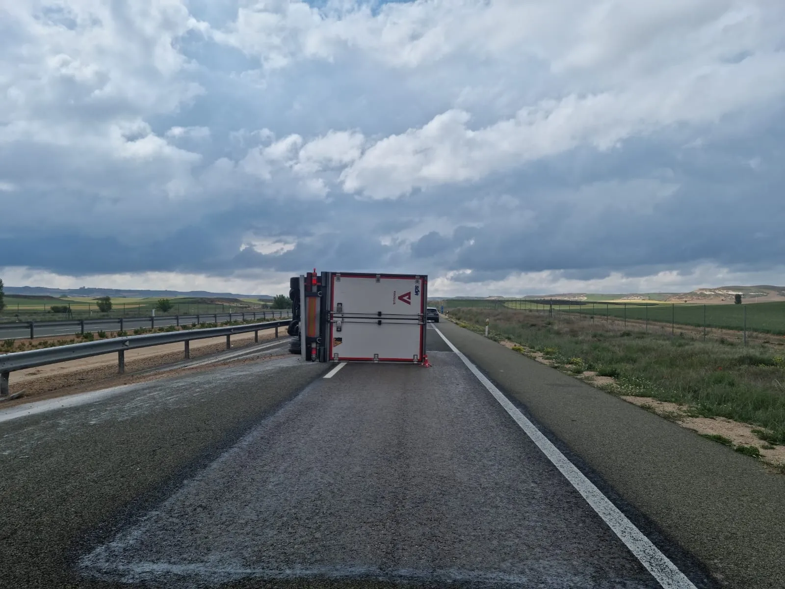 Foto 2 - Herido leve al volcar su cami&oacute;n en Soria