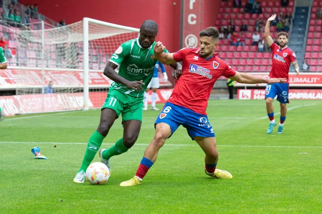 Foto 2 - Numancia 1-2 Cornell&aacute;: Naufragio rojillo para consumar el tercer descenso en cuatro a&ntilde;os