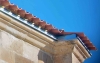 Una de las cornisas del antiguo templo de Santa Clara con las protecciones para evitar nidos. /ASDEN