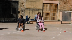 Foto 10 - Alumnos del IES Antonio Machado se ponen en los zapatos de los alumnos del CEE Santa Isabel