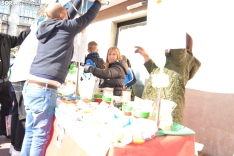 Una imagen de los preparativos de este peculiar mercado. /SN 