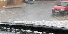 Granizo sobre la cubierta de un vehículo en el Calaverón esta tarde. /SN