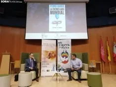 Foto 3 - Decenas de sorianos se acercan a conocer las respuestas sociales que ofrece Pedro Ba&ntilde;os en su nuevo libro 'La encrucijada mundial' 
