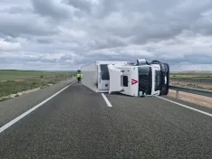 Foto 3 - Herido leve al volcar su cami&oacute;n en Soria