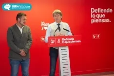 Victor Francos y Carlos Martínez en la sede del PSOE en Soria. /María Ferrer 