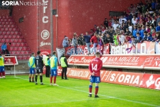  Los jugadores del Numancia reciben las críticas de la afición tras el descenso. /MARIA FERRER