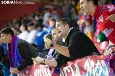  Los jugadores del Numancia reciben las críticas de la afición tras el descenso. /MARIA FERRER